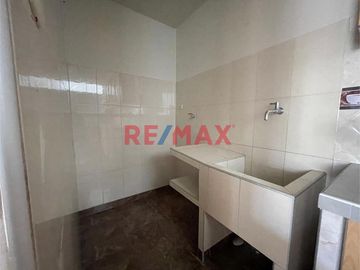 🏡 Departamento en Venta – Vipol, Callao

📍 Ubicación: Av. Nenúfares 659-661, Urb. Vipol Bocanegra – Callao
🛏 4 dormitorios con clóset
🛁 2 baños co