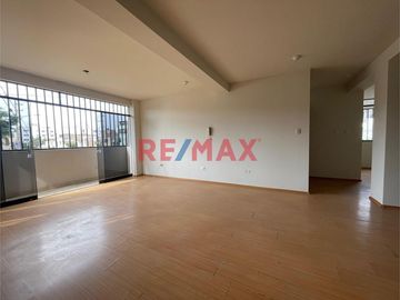 🏡 Departamento en Venta – Vipol, Callao

📍 Ubicación: Av. Nenúfares 659-661, Urb. Vipol Bocanegra – Callao
🛏 4 dormitorios con clóset
🛁 2 baños co