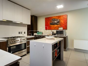 Casa en venta de 4 dorm. en Lo Barnechea