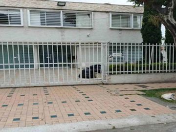 Amplia y elegante casa de 2 niveles en La Flora, Cali