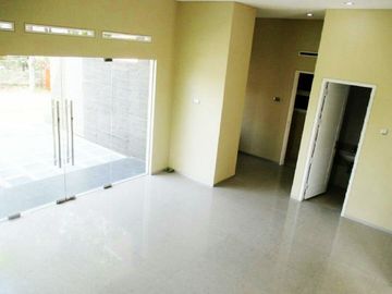 Di Sewakan Rumah Besar Siap Huni 4 Kamar Posisi HOEK di Antapani Bandung