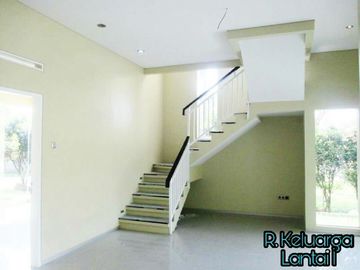 Di Sewakan Rumah Besar Siap Huni 4 Kamar Posisi HOEK di Antapani Bandung