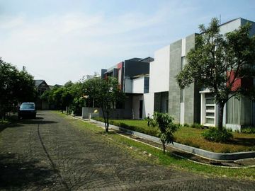 Di Sewakan Rumah Besar Siap Huni 4 Kamar Posisi HOEK di Antapani Bandung