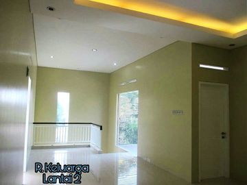 Di Sewakan Rumah Besar Siap Huni 4 Kamar Posisi HOEK di Antapani Bandung