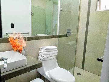 Depa de 3 recamaras con 3 baños completos climatizados y amueblado cuenta con alberca, vista al mar y a la isla de sacrificios en el piso 4.de a 128 m2 y 7:30 mts de frente al boulevard Manuel Ávila Camacho .