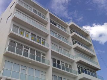 Depa de 3 recamaras con 3 baños completos climatizados y amueblado cuenta con alberca, vista al mar y a la isla de sacrificios en el piso 4.de a 128 m2 y 7:30 mts de frente al boulevard Manuel Ávila Camacho .