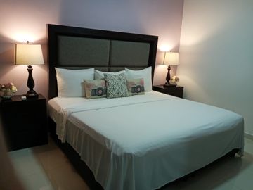 Depa de 3 recamaras con 3 baños completos climatizados y amueblado cuenta con alberca, vista al mar y a la isla de sacrificios en el piso 4.de a 128 m2 y 7:30 mts de frente al boulevard Manuel Ávila Camacho .