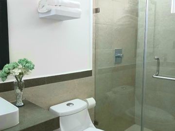 Depa de 3 recamaras con 3 baños completos climatizados y amueblado cuenta con alberca, vista al mar y a la isla de sacrificios en el piso 4.de a 128 m2 y 7:30 mts de frente al boulevard Manuel Ávila Camacho .