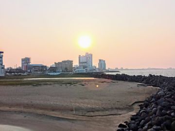 Depa de 3 recamaras con 3 baños completos climatizados y amueblado cuenta con alberca, vista al mar y a la isla de sacrificios en el piso 4.de a 128 m2 y 7:30 mts de frente al boulevard Manuel Ávila Camacho .