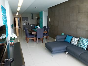 Depa de 3 recamaras con 3 baños completos climatizados y amueblado cuenta con alberca, vista al mar y a la isla de sacrificios en el piso 4.de a 128 m2 y 7:30 mts de frente al boulevard Manuel Ávila Camacho .