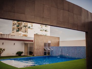 Depa de 3 recamaras con 3 baños completos climatizados y amueblado cuenta con alberca, vista al mar y a la isla de sacrificios en el piso 4.de a 128 m2 y 7:30 mts de frente al boulevard Manuel Ávila Camacho .