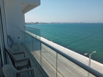 Depa de 3 recamaras con 3 baños completos climatizados y amueblado cuenta con alberca, vista al mar y a la isla de sacrificios en el piso 4.de a 128 m2 y 7:30 mts de frente al boulevard Manuel Ávila Camacho .
