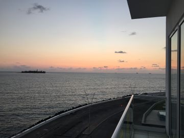 Depa de 3 recamaras con 3 baños completos climatizados y amueblado cuenta con alberca, vista al mar y a la isla de sacrificios en el piso 4.de a 128 m2 y 7:30 mts de frente al boulevard Manuel Ávila Camacho .
