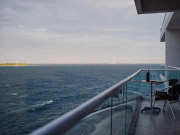 Depa de 3 recamaras con 3 baños completos climatizados y amueblado cuenta con alberca, vista al mar y a la isla de sacrificios en el piso 4.de a 128 m2 y 7:30 mts de frente al boulevard Manuel Ávila Camacho .