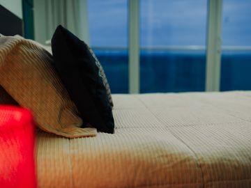 Depa de 3 recamaras con 3 baños completos climatizados y amueblado cuenta con alberca, vista al mar y a la isla de sacrificios en el piso 4.de a 128 m2 y 7:30 mts de frente al boulevard Manuel Ávila Camacho .