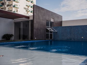Depa de 3 recamaras con 3 baños completos climatizados y amueblado cuenta con alberca, vista al mar y a la isla de sacrificios en el piso 4.de a 128 m2 y 7:30 mts de frente al boulevard Manuel Ávila Camacho .