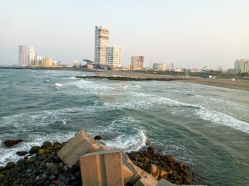 Depa de 3 recamaras con 3 baños completos climatizados y amueblado cuenta con alberca, vista al mar y a la isla de sacrificios en el piso 4.de a 128 m2 y 7:30 mts de frente al boulevard Manuel Ávila Camacho .