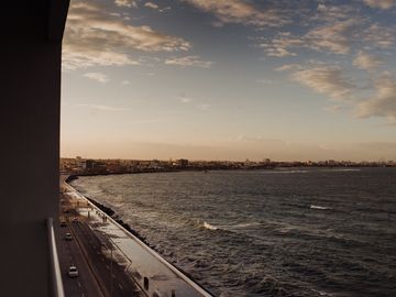 Depa de 3 recamaras con 3 baños completos climatizados y amueblado cuenta con alberca, vista al mar y a la isla de sacrificios en el piso 4.de a 128 m2 y 7:30 mts de frente al boulevard Manuel Ávila Camacho .