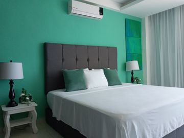 Depa de 3 recamaras con 3 baños completos climatizados y amueblado cuenta con alberca, vista al mar y a la isla de sacrificios en el piso 4.de a 128 m2 y 7:30 mts de frente al boulevard Manuel Ávila Camacho .