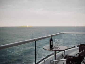 Depa de 3 recamaras con 3 baños completos climatizados y amueblado cuenta con alberca, vista al mar y a la isla de sacrificios en el piso 4.de a 128 m2 y 7:30 mts de frente al boulevard Manuel Ávila Camacho .