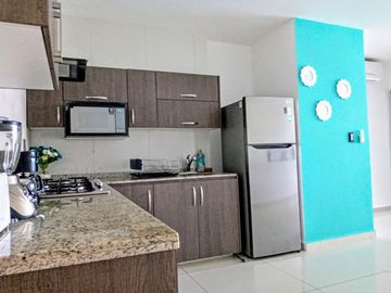 Depa de 3 recamaras con 3 baños completos climatizados y amueblado cuenta con alberca, vista al mar y a la isla de sacrificios en el piso 4.de a 128 m2 y 7:30 mts de frente al boulevard Manuel Ávila Camacho .