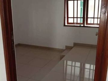 Rumah Siap Huni di Pinggir Jalan Raya Area Bintaro Utara