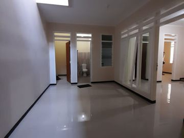 Dijual Rumah Siap Huni Lokasi di Jl. Rungkut Asri Tengah, Surabaya