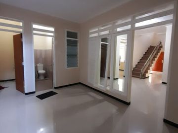 Dijual Rumah Siap Huni Lokasi di Jl. Rungkut Asri Tengah, Surabaya