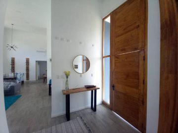 Se vende hermosa casa de un piso en condominio camino a Cato