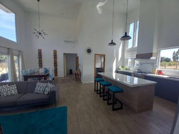 Se vende hermosa casa de un piso en condominio camino a Cato