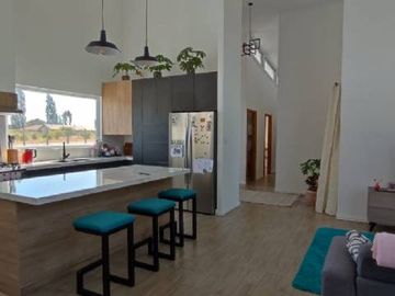 Se vende hermosa casa de un piso en condominio camino a Cato