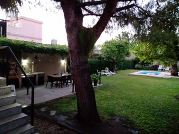 REAL OPORTUNIDAD  VENTA CASA HURLINGHAM CON PARQUE PARRILLA Y PISCINA