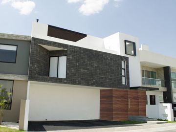 Preciosa Residencia ÚNICA en La Condesa Juriquilla, 4 Recámaras, ROOF GARDEN !!