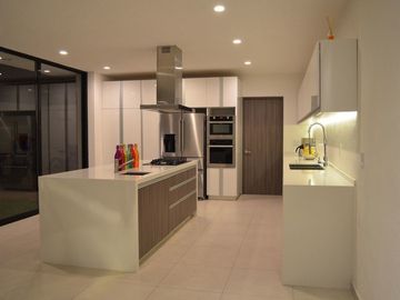 Preciosa Residencia ÚNICA en La Condesa Juriquilla, 4 Recámaras, ROOF GARDEN !!
