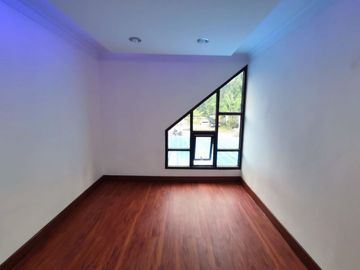 DIJUAL RUMAH DESIGN SCANDINAVIAN ALA EROPA DI PRAMBANAN TEPI JALAN KAWASAN STRATEGIS