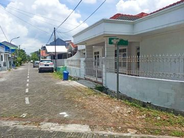 Rumah Hook di Taman Pondok Indah, Wiyung, Surabaya.