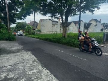 Tanah di Ngalangan, Mangku Jalan Aspal