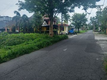 Tanah di Ngalangan, Mangku Jalan Aspal