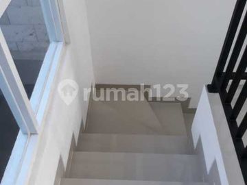 Dijual Rumah 2 Lantai Lokasi Strategis di Graha Jeumpa