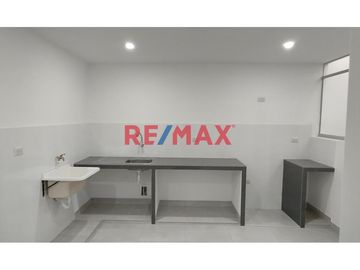 ALQUILER DE DEPARTAMENTO SEGUNDO PISO EN EXCELENTE ZONA DE LA URB. LAS BRISAS 
🏚Segundo Piso con excelentes acabados totalmente remodelado
Caracterí
