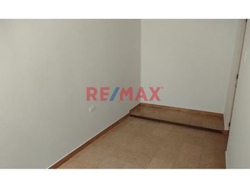 ALQUILER DE DEPARTAMENTO SEGUNDO PISO EN EXCELENTE ZONA DE LA URB. LAS BRISAS 
🏚Segundo Piso con excelentes acabados totalmente remodelado
Caracterí