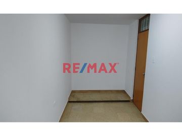 ALQUILER DE DEPARTAMENTO SEGUNDO PISO EN EXCELENTE ZONA DE LA URB. LAS BRISAS 
🏚Segundo Piso con excelentes acabados totalmente remodelado
Caracterí