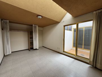 CASA EN RENTA AV. DAMIAN CARMONA PRIVADA