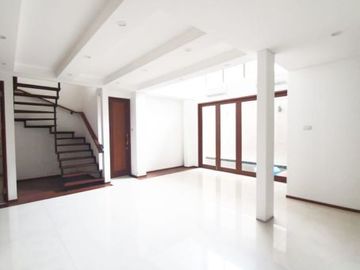 Rumah Ada Swimming Pool Lokasi Strategis di Maleo Bintaro 6569