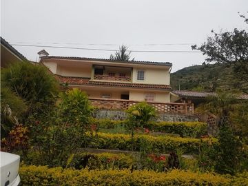 Hacienda con casa y terreno en venta tipo quinta en paute