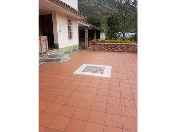 Hacienda con casa y terreno en venta tipo quinta en paute