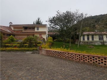 Hacienda con casa y terreno en venta tipo quinta en paute