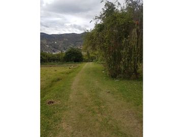 Hacienda con casa y terreno en venta tipo quinta en paute