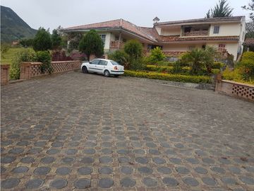 Hacienda con casa y terreno en venta tipo quinta en paute