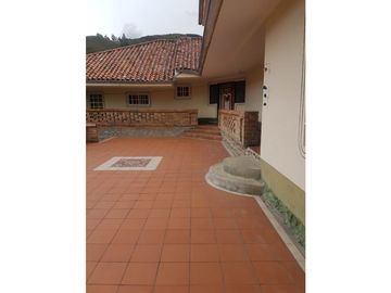 Hacienda con casa y terreno en venta tipo quinta en paute